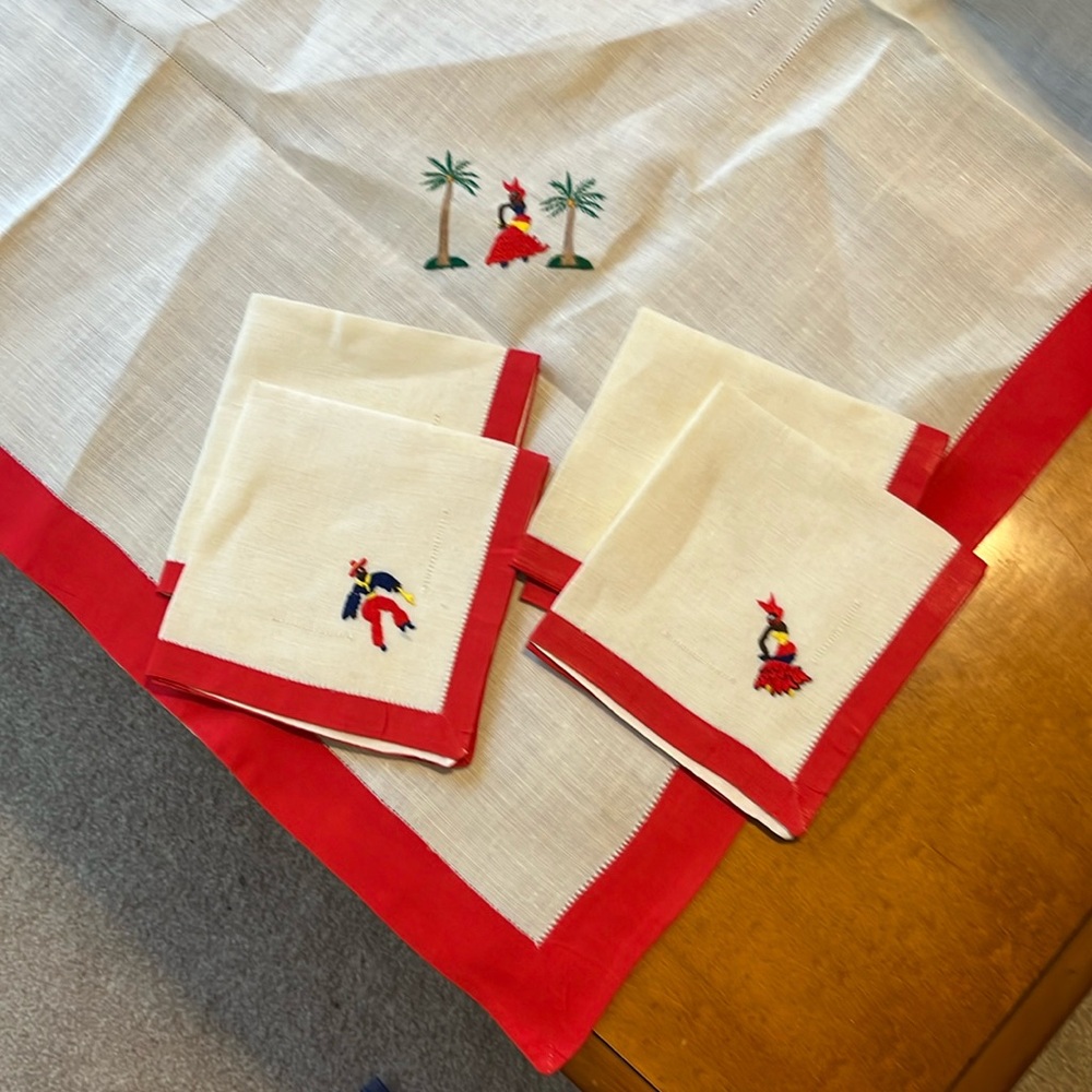 Linen tablecloth and set of 4 matching napkins